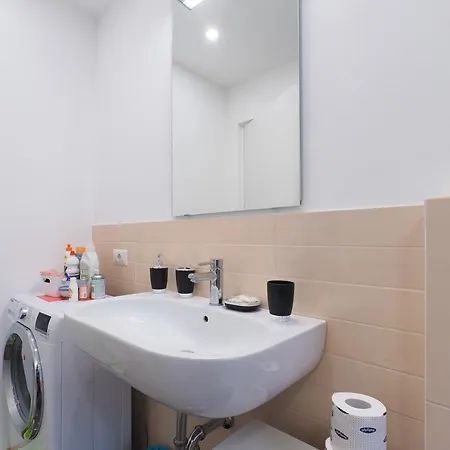 Con Terrazzino Zona Bocconi Navigli Διαμέρισμα *
